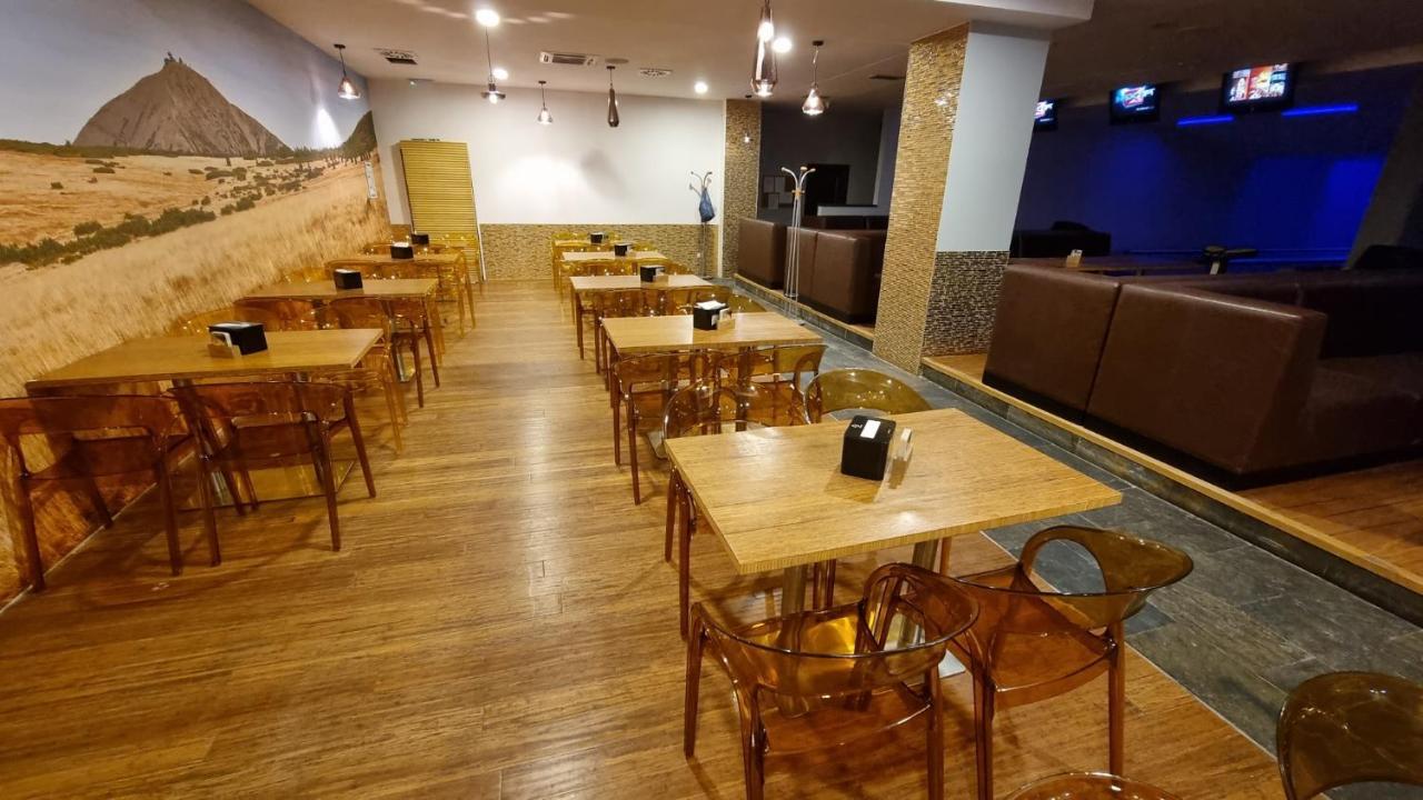 Motel Olympland 特鲁特诺夫 外观 照片